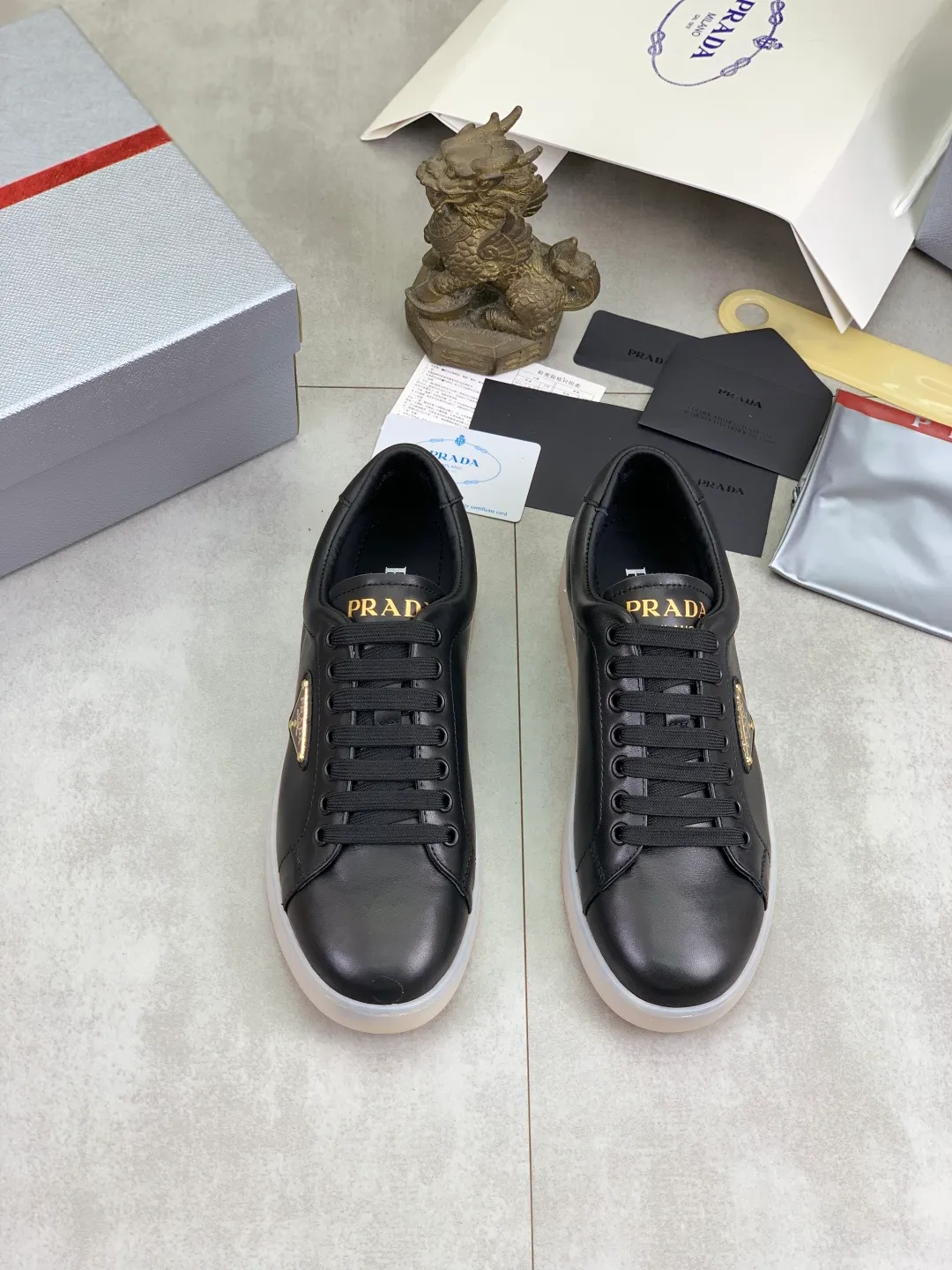 Men's shoes 💰P540💰【New model】The hot model is on the official website, 🆘 The trendy brand (Prada) mainly promotes the hot model, the avant-garde and versatile fashion men's shoes are privately modeled, the cowhide surface is spliced 1:1.. The fashion is simple, the original imported cowhide lining and the cowhide feet; the atmosphere and personality are more fashionable, eye-catching and pursuing class. It will subvert the old idea and be a must-have for fashion trendsetters with you! Must keep it for yourself! Tall and comfortable, large and low, high-end quality workmanship. Size: 38-45; 3️⃣colors available.